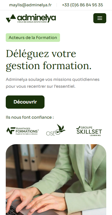 Site internet Adminelya en version mobile : « Déléguez votre gestion formation », bouton Découvrir et logos des clients