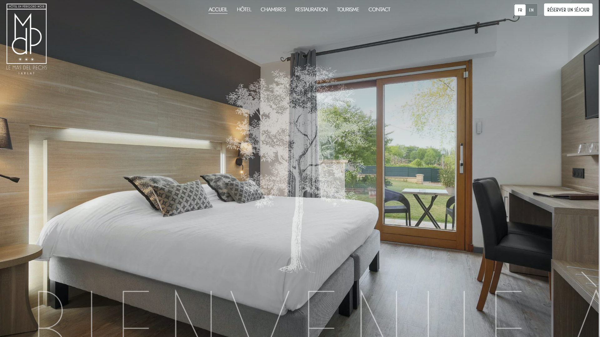 Aperçu vidéo du site Le Mas del Pechs : chambre lumineuse en page d’accueil avec le mot Bienvenue