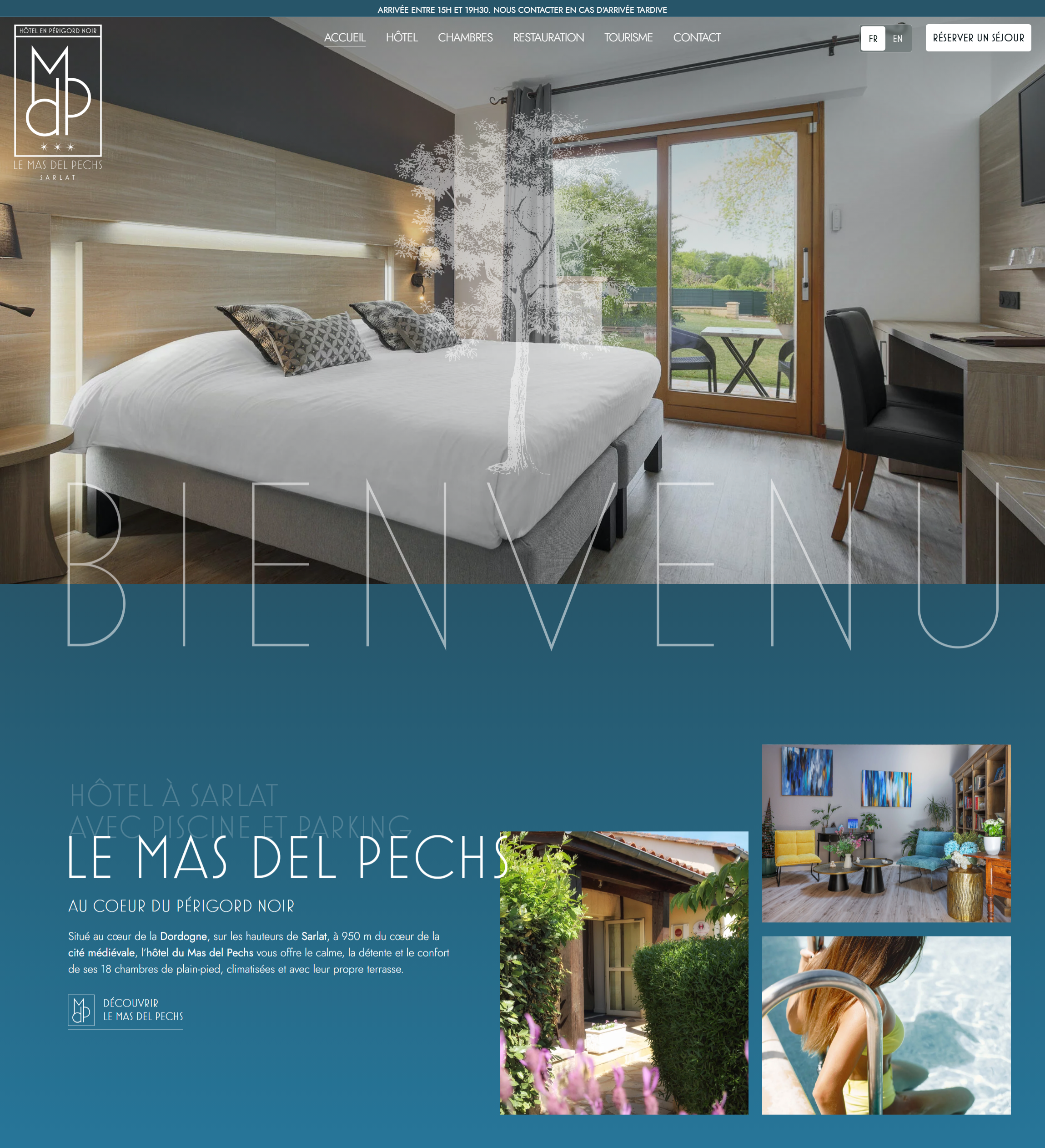 Page d’accueil du site Le Mas del Pechs : chambre en pleine largeur, titre Bienvenue, présentation de l’hôtel à Sarlat et mosaïque de photos