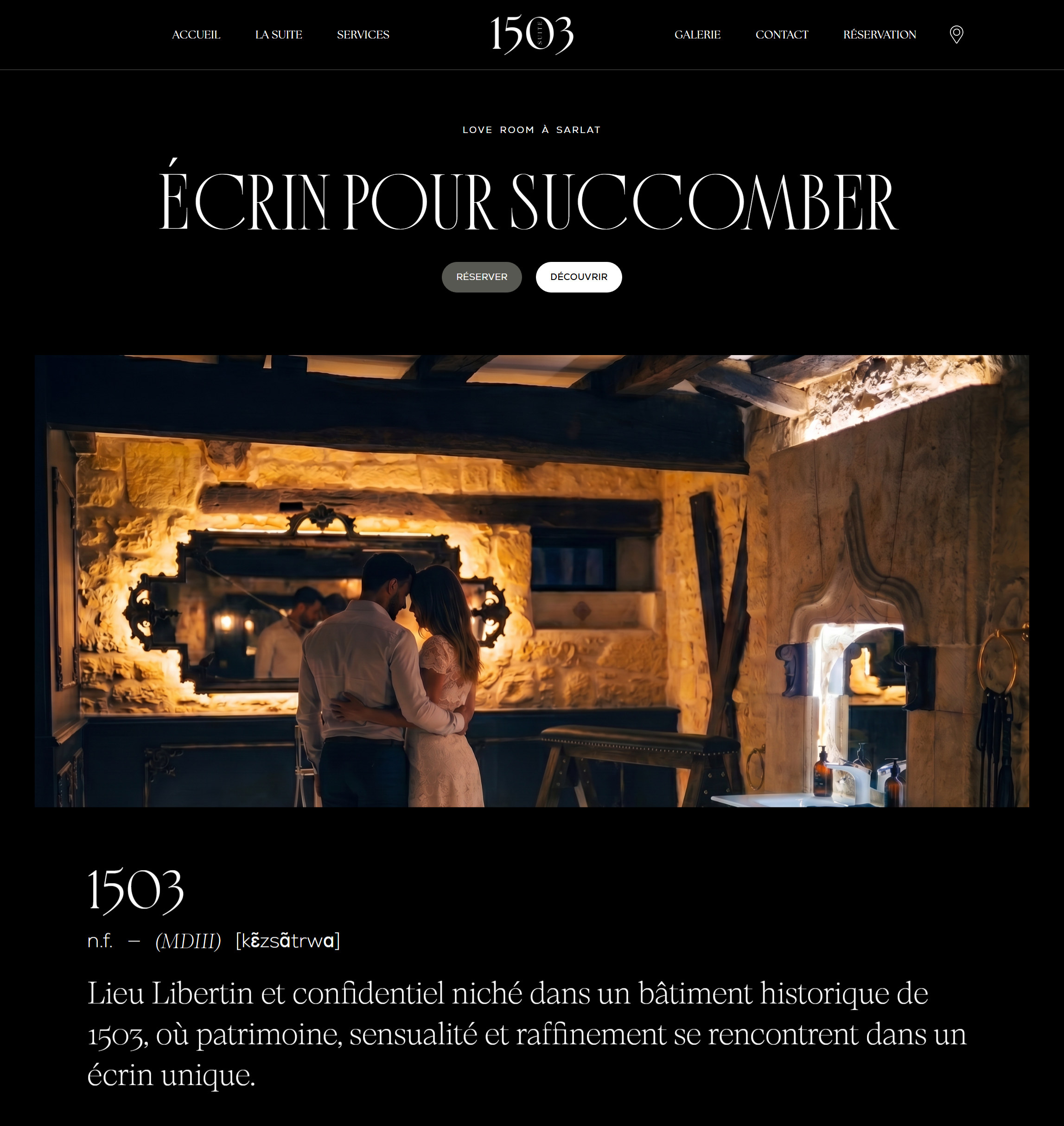 Page d’accueil du site 1503, love room à Sarlat : titre « Écrin pour succomber » sur fond noir et photo du couple
