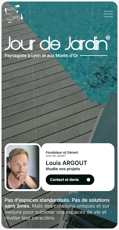 Site internet Jour de Jardin en version mobile : logo sur terrasse bois et piscine, carte de contact de Louis Argout et promesse « Pas d’espaces standardisés »
