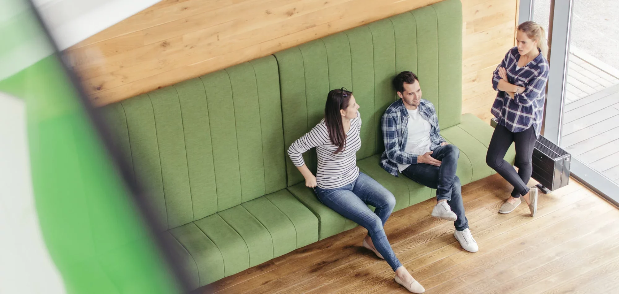 Habitants échangeant sur une banquette verte, visuel d’ouverture de la réalisation ALIOKI pour la Communauté de Communes Vallée Dordogne Forêt Bessède
